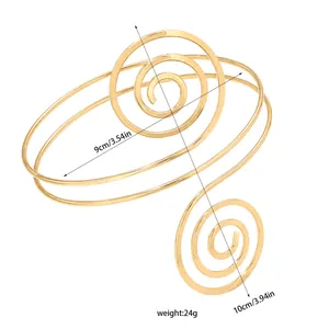 Vista detallada del brazalete dorado en espiral con diámetro de 9cm y peso de 24g