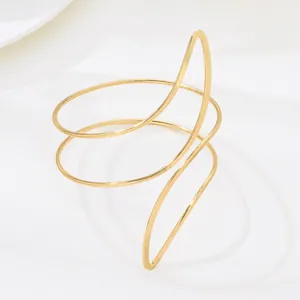 Brazalete de brazo abierto geométrico de espiral hueco chapado en oro para mujer