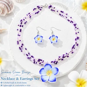 Detailansicht von handgefertigter Perlenkette und Blumenohrringen für den Sommerstrand