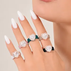 Primer plano profesional de anillos de silicona coloridos con circonitas en forma de corazón