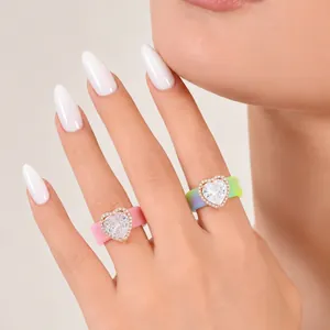 Detalle de anillos de silicona con piedras de circonita cúbica brillantes en forma de corazón