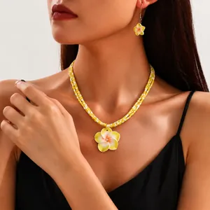 Elegantes Sommer-Schmuckset mit Plumeria-Blumenkette und gelben Perlenohrringen