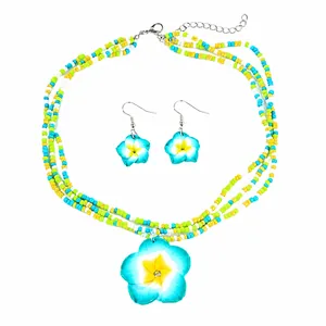 Buntes handgemachtes Blumenschmuck-Set mit Perlenkette und Ohrringen aus Ton