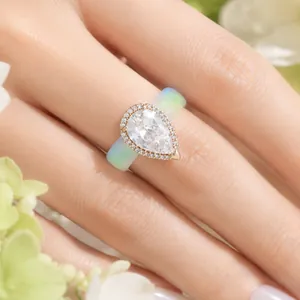 Detaillierte Nahaufnahme eines birnenförmigen Zirkonia-Rings mit Silikonband am Finger