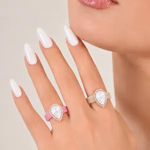 Detailaufnahme von rosafarbenen und beigen Silikonringen mit birnenförmigen Zirkonia