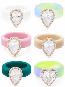 Exquisite Silikonringe mit tropfen- und herzförmigen Zirkonia-Steinen in Nahaufnahme