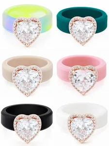 Detalle de anillos de circonita con forma de corazón en seis colores y silicona
