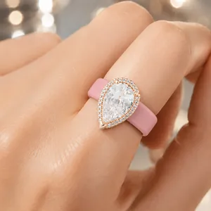 Elegante anello in silicone rosa con uno scintillante zircone cubico a forma di pera