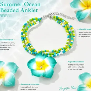 Vue détaillée des perles de rocaille et de la fleur de frangipanier sur le bracelet