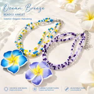 Vue détaillée de bracelets de cheville en perles d'été avec breloques de plumeria.