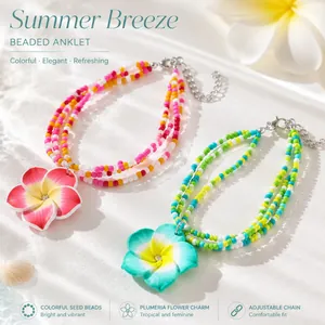 Vue détaillée des bracelets de cheville en perles avec breloques de fleurs plumeria