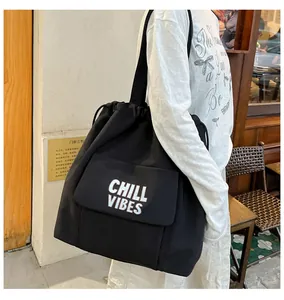 Detailweergave van zwarte nylon tas met trekkoord en Chill Vibes print op het vak.