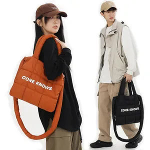 Sac cabas matelassé tendance avec imprimé 'CONE KNOWS', disponible en orange et noir