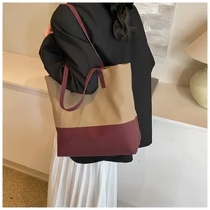 Τσάντα tote σε χακί και μπορντό χρώμα φορεμένη στον ώμο, λήψη από την πίσω πλευρά.
