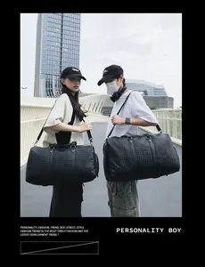 Grand sac de voyage tissé noir présenté dans un décor urbain de style de vie
