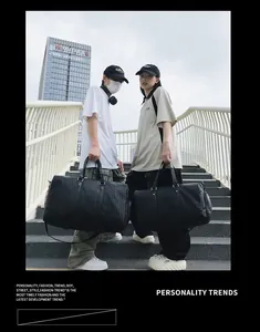 Deux modèles avec sacs de voyage tressés noirs avec compartiment à chaussures