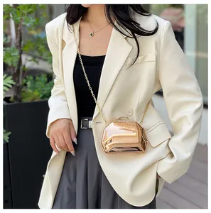 Elegante mini-avondtas in rosé goud metallic met gouden kettingriem voor feesten en party's.