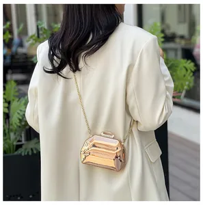 Rosegouden geometrische metalen clutch met kettingriem voor avondfeesten.