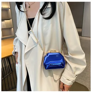 Detailweergave van een mini elektrisch blauwe geometrische avondtas met gouden ketting