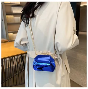 Gedetailleerd beeld van een blauwe metallic spiegelavondtas met gouden kettingriem