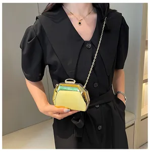 Mini gouden metallic avondclutch met kettingriem voor banketten en feestjes.