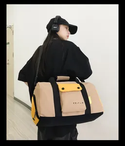 Vue détaillée d'un grand sac de voyage multicolore avec des panneaux kaki et jaunes.