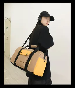 Mannequin asiatique portant un grand sac de sport kaki et jaune pour le voyage