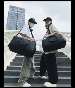 Vue détaillée d'un sac de voyage tissé noir pour le sport et les affaires en milieu urbain