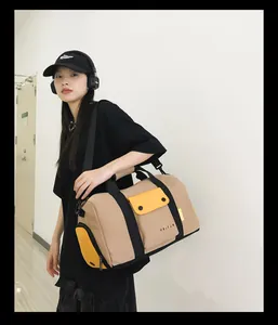 Grand sac de voyage kaki et jaune montré sur un modèle pour le sport et fitness