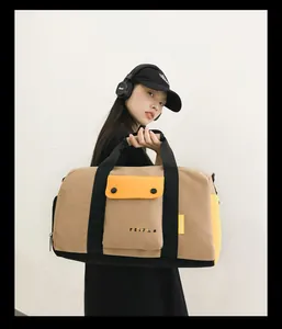 Mannequin asiatique portant un sac de sport kaki et jaune pour voyage et fitness