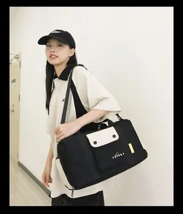 Mannequin asiatique portant un grand sac de voyage noir et beige pour le fitness