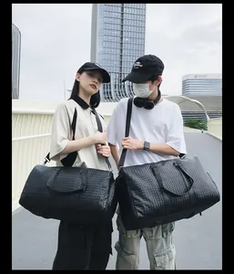 Sacs de voyage tissés noirs de grande capacité dans un cadre de style de vie urbain.
