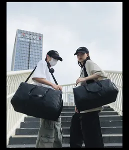 Grand sac de voyage noir tressé pour le sport et les affaires au design élégant