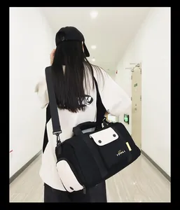 Sac de sport noir et blanc de grande capacité porté par une personne en action