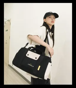 Gros plan détaillé du sac de sport noir et blanc porté par un mannequin en intérieur