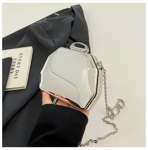 Gedetailleerd zicht op zilveren spiegelende achthoekige avondclutch met elegante ketting