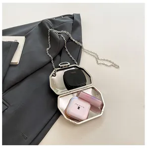 Detailweergave van de achthoekige zilveren avondtas met binnenspiegel en ketting
