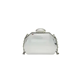 Detailweergave van zilveren geometrische avondclutch met strass handvat en ketting