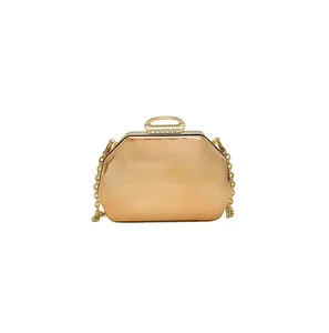 Gedetailleerd vooraanzicht van een metallic roségouden geometrische clutch met ketting