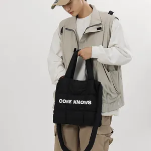 Vue détaillée du sac cabas matelassé en nylon noir avec impression CONE KNOWS blanc