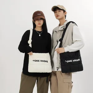 Modèles portant des sacs cabas en nylon matelassé noir et blanc avec imprimé CONE KNOWS.