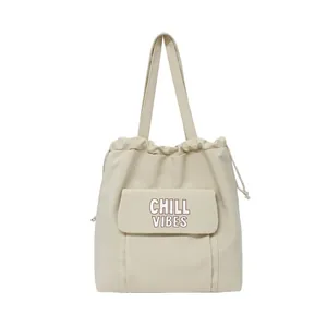 Vooraanzicht van een crème nylon draagtas met 'CHILL VIBES' bedrukte zak aan voorkant.