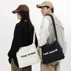 Sacs fourre-tout en nylon matelassé noir et blanc cassé avec imprimé CONE KNOWS