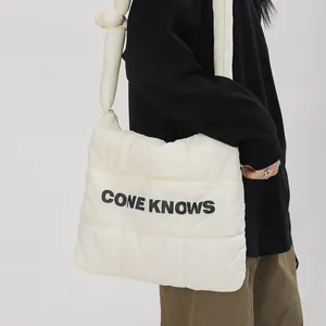 Gros plan du sac fourre-tout matelassé blanc de style doudoune avec imprimé noir
