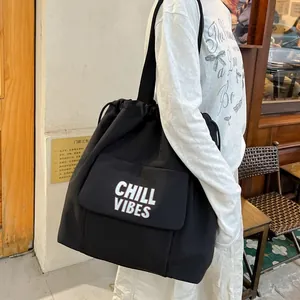 Grote zwarte nylon tote bag met trekkoord en Chill Vibes flapzakje