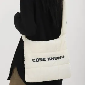 Détail du sac fourre-tout en nylon matelassé blanc avec imprimé CONE KNOWS