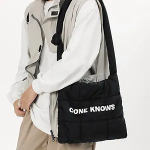 Sac cabas en nylon matelassé noir avec imprimé lettres blanches 'CONE KNOWS'