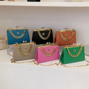 Elegante vierkante handtassen met struisvogelpatroon en gouden ketting