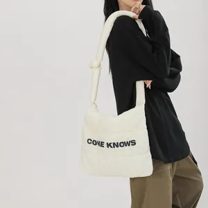 Vue détaillée du sac cabas matelassé en nylon crème avec impression de lettres noires