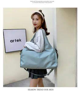 Hellblaue Reisetasche mit großem Fassungsvermögen, getragen von einem Model